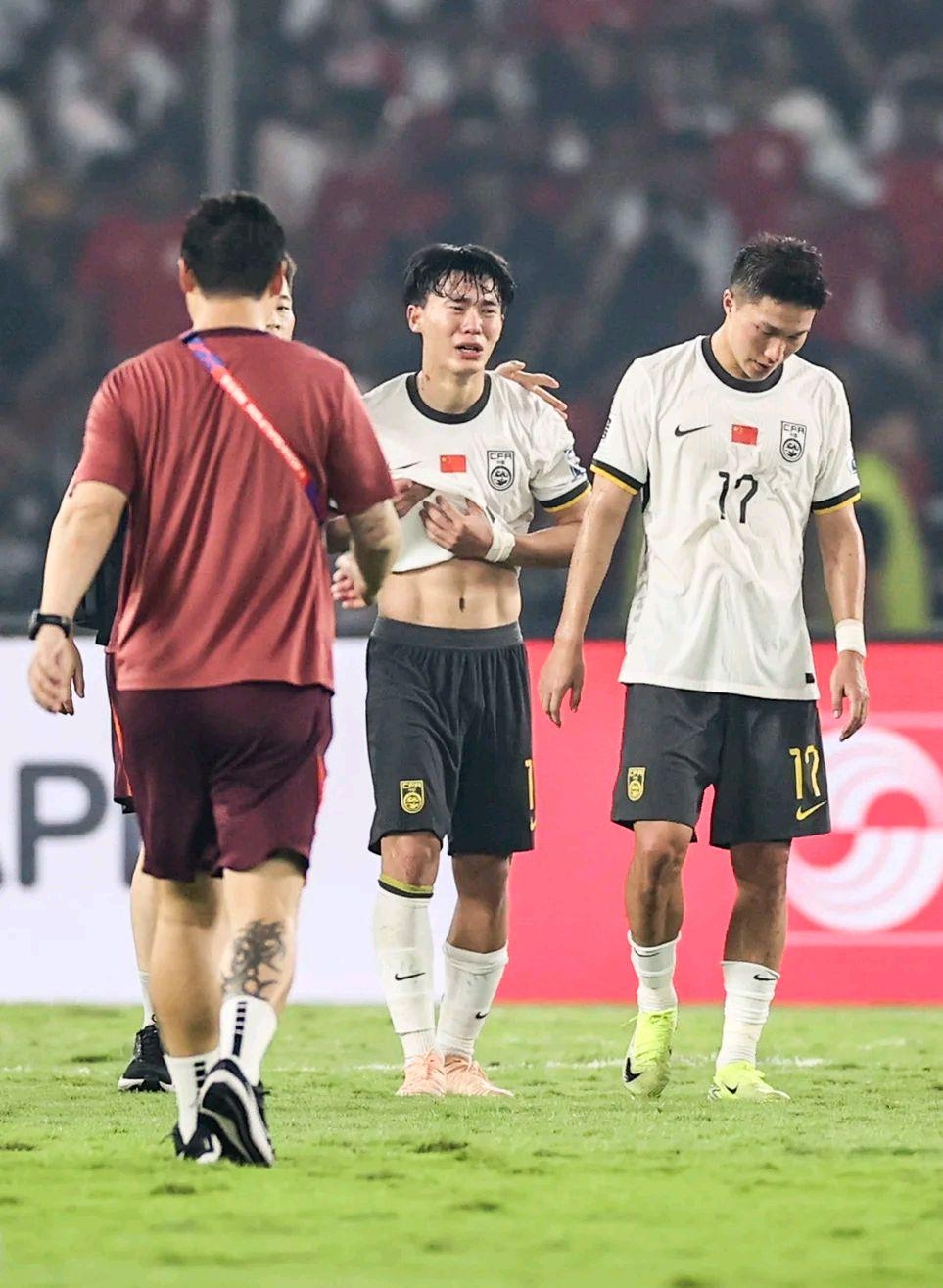 包含尴尬！国足面对日本已27年不胜总战绩为6平11负的词条