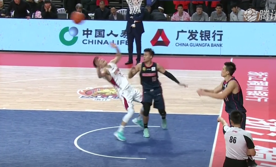 关于辣眼睛啊！这支中国足球俱乐部，向裁判送礼被拒绝，罚款10万的信息