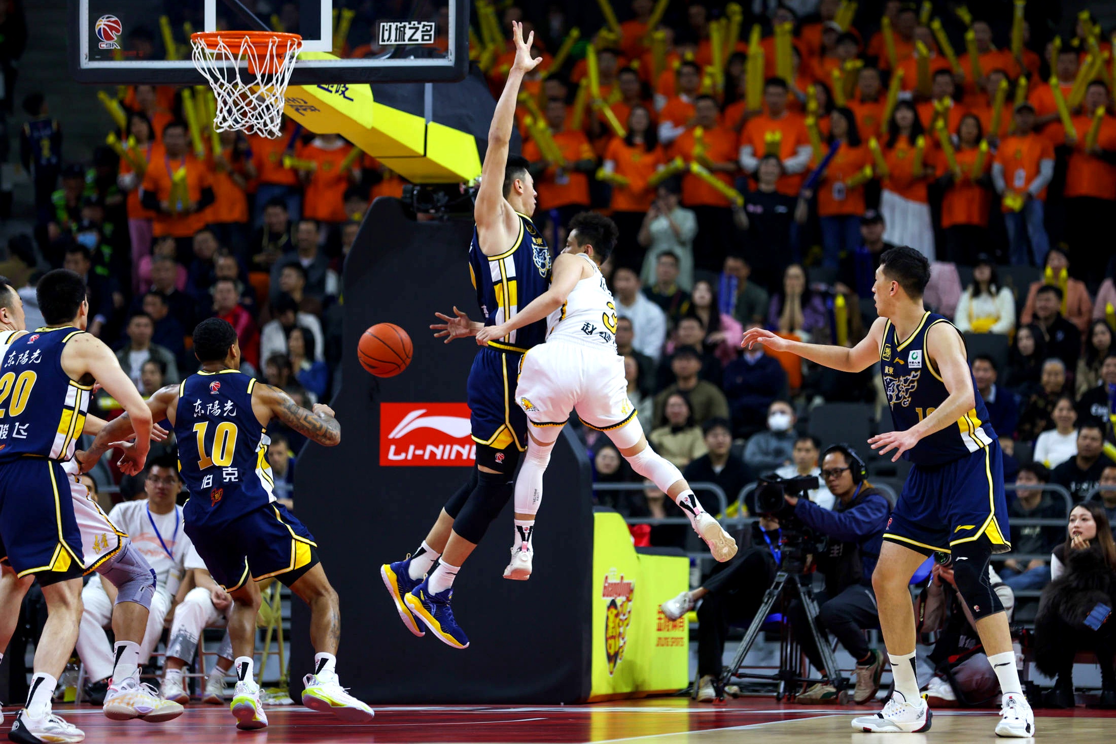 辽宁山东U21男篮冲突！山东混血脚踢倒地辽宁球员的简单介绍