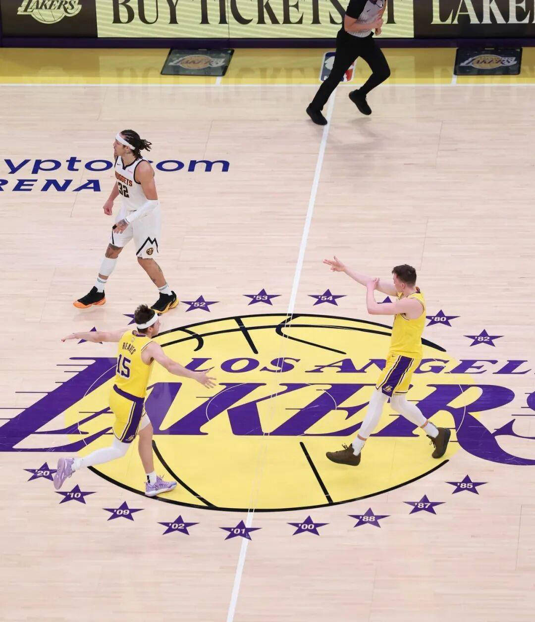 包含状态全无！克内克特全场15中3，三分8中1得到8分7篮板2助攻的词条