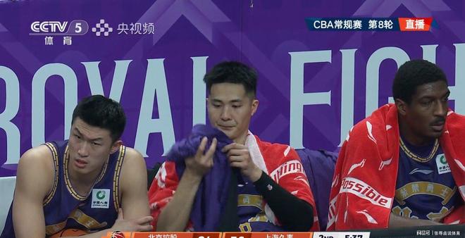 曝王哲林三年顶薪续约上海上赛季场均14.8分8篮板的简单介绍