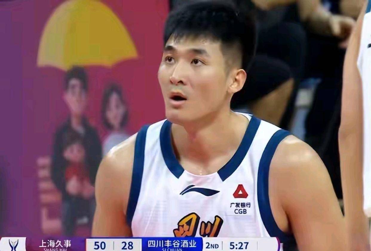 曝王哲林三年顶薪续约上海上赛季场均14.8分8篮板的简单介绍