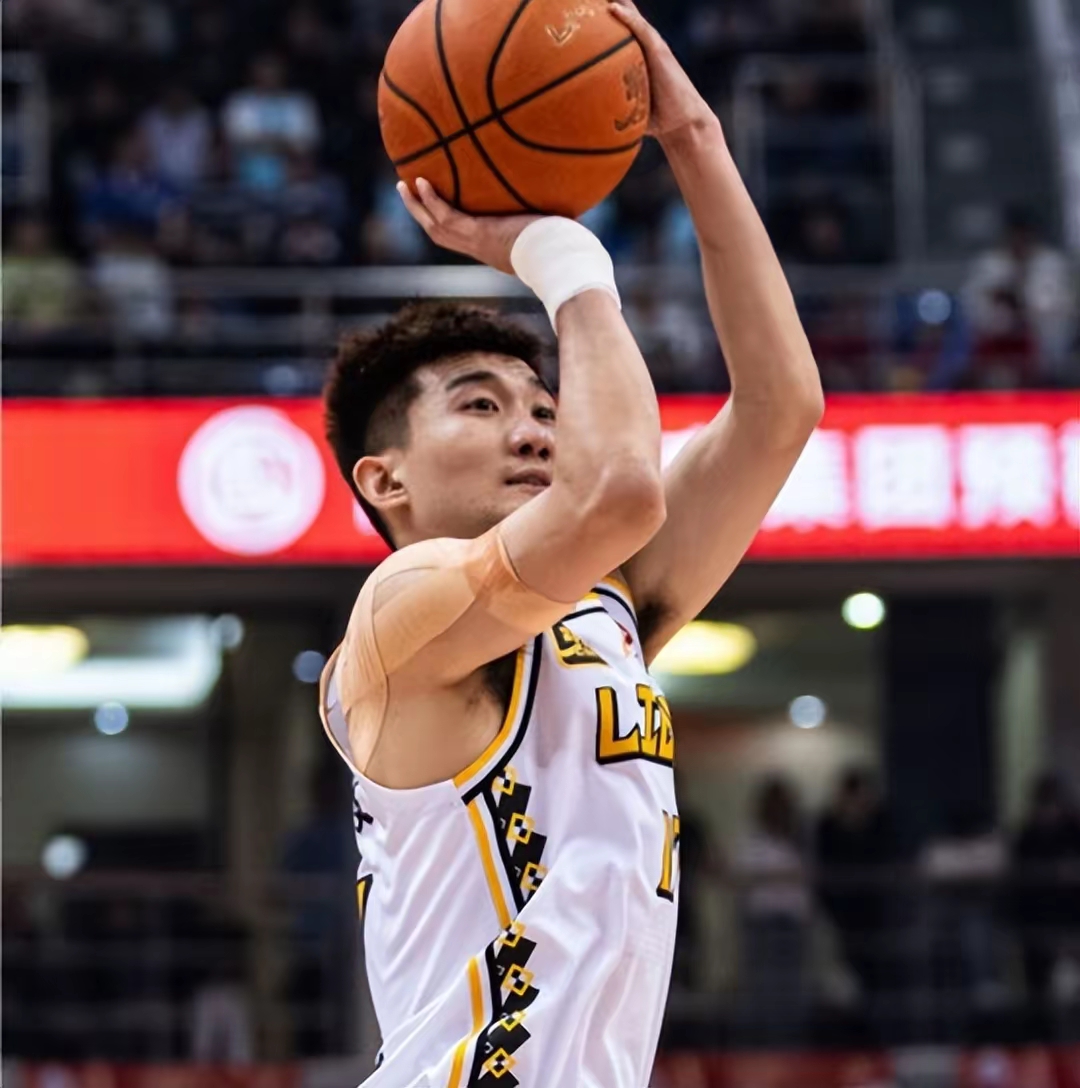 胡金秋孙铭徽各砍11分浙江广厦6人上双大胜深圳迎5连胜的简单介绍