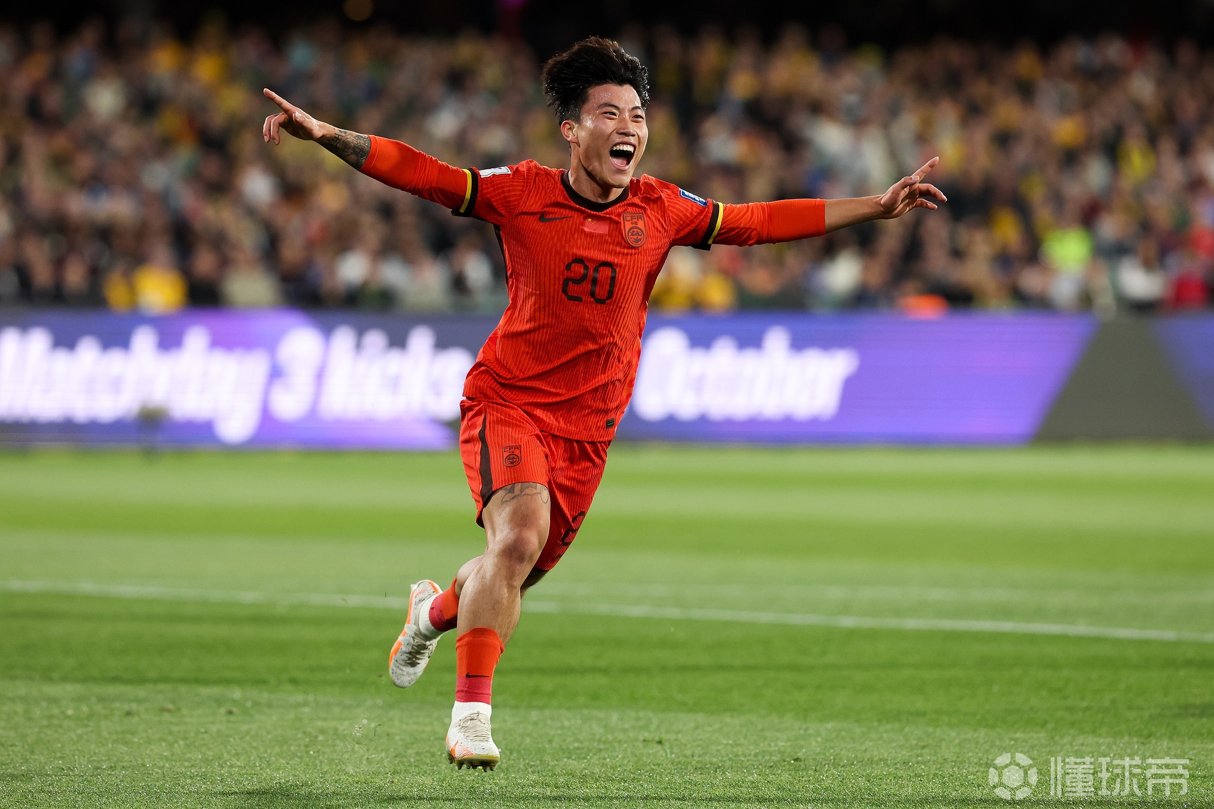 国足东亚杯首开记录，1-0小胜香港队逃离垫底，滑跪庆祝的简单介绍