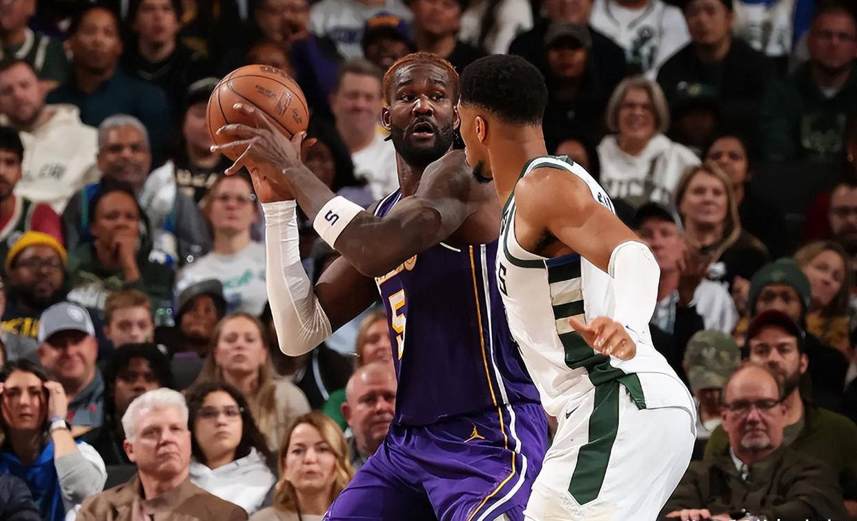 湖人这首发能看？五个人全没防守，艾顿态度消极，难怪更衣室矛盾的简单介绍