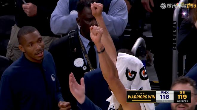 关于赢球的笑容！勇士官方晒库里和理查德的赛场照庆祝胜利的信息