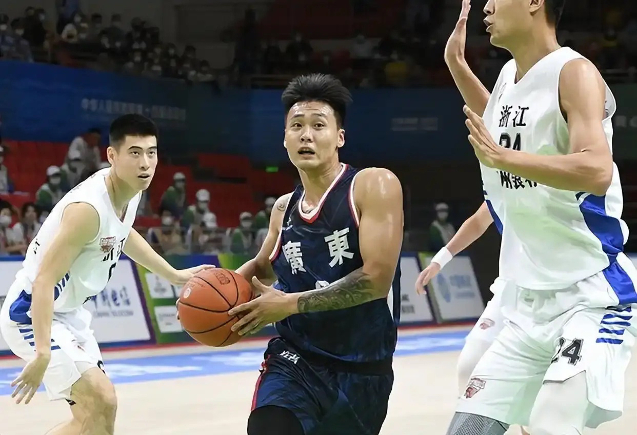 包含解说：北京只有赵睿能稳定处理球，广厦防守给的压力非常大的词条