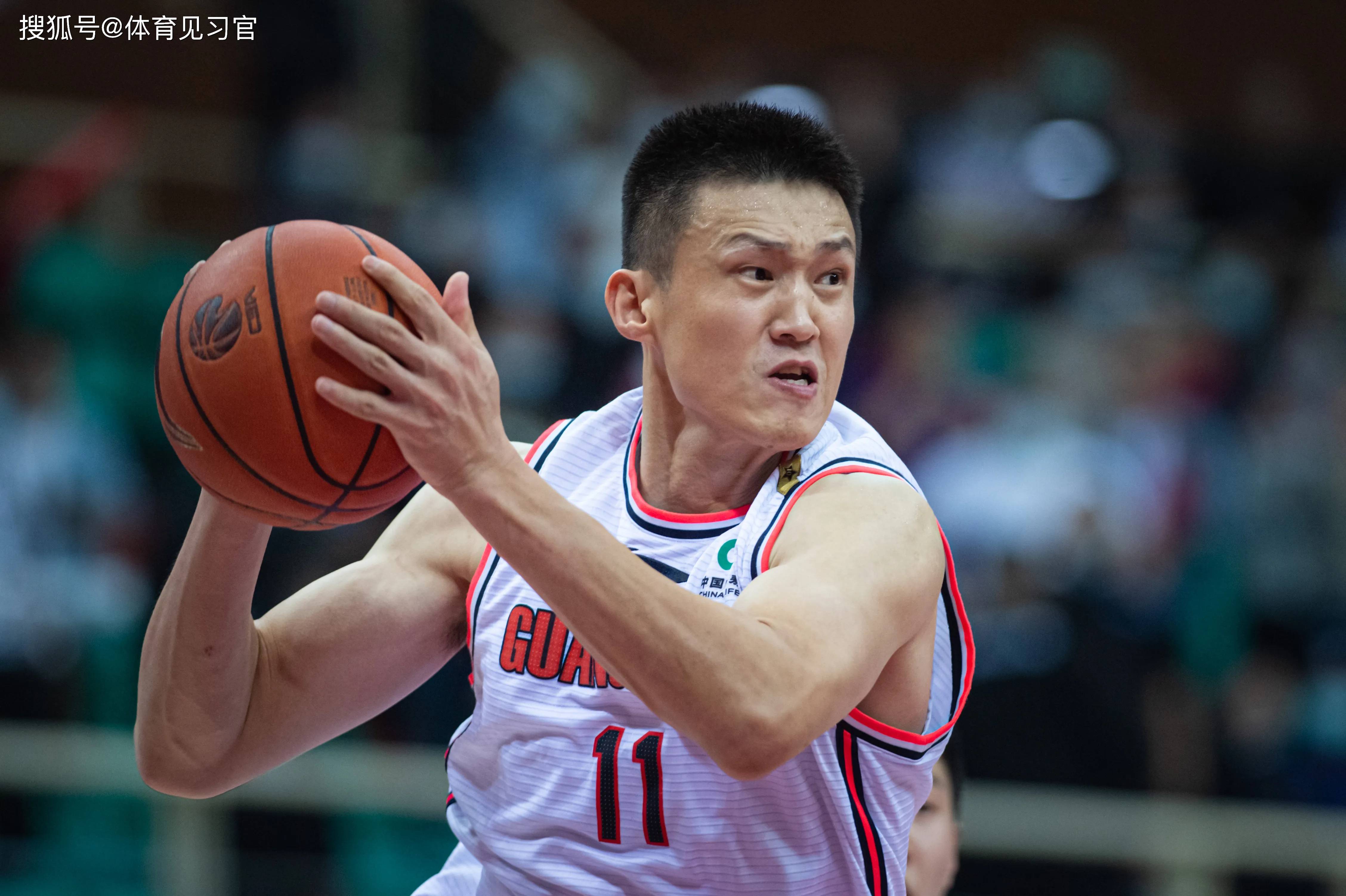 关于广东外援贝兹利突发受伤倒地无奈坐轮椅离场的信息