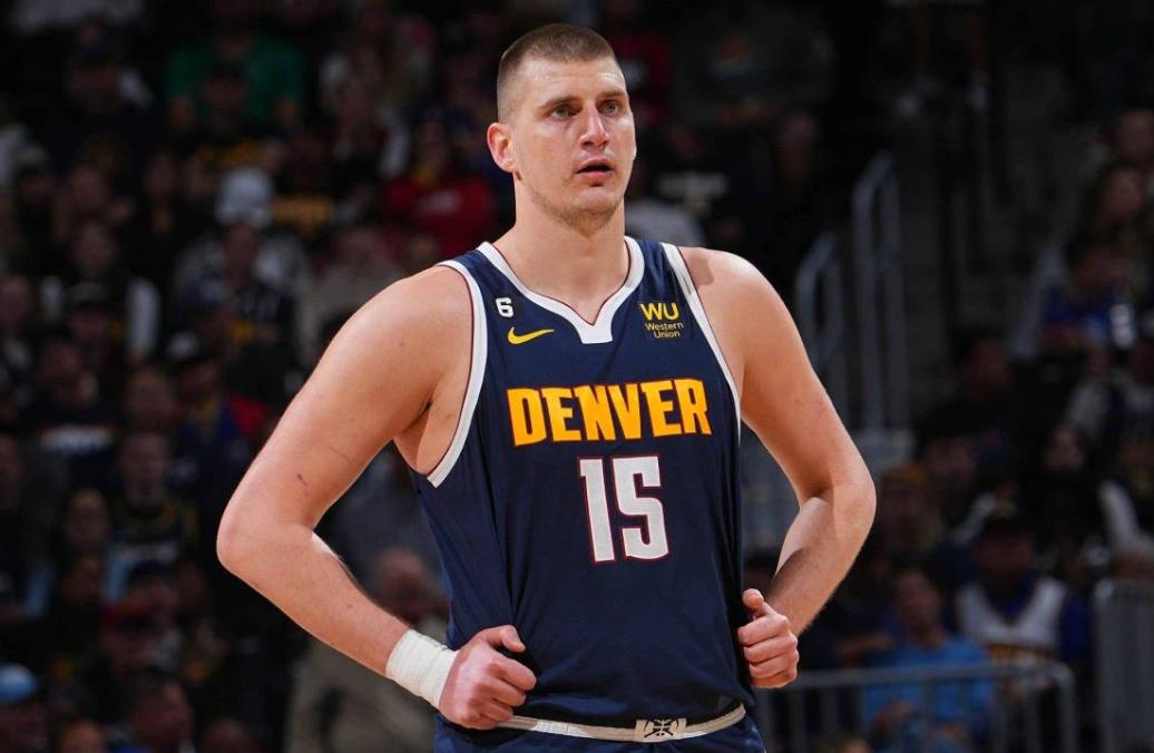 金鸡独立！约基奇再秀招牌单脚三分，第二次出手即中的简单介绍