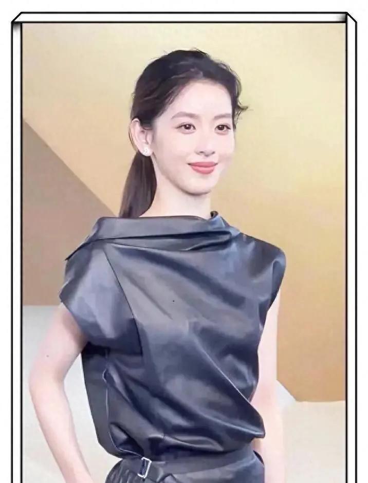 包含章泽天在迪拜打网球，很专业，身材纤瘦，手臂肌肉结实很有力量感的词条