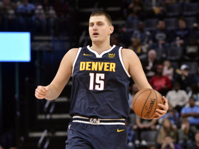 包含金鸡独立！约基奇再秀招牌单脚三分，第二次出手即中的词条