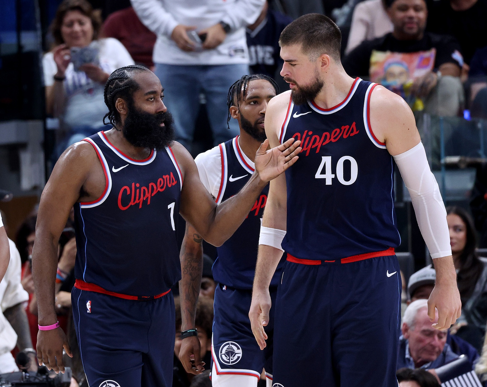 快船首发哈登比尔伦纳德科林斯祖巴茨，替补保罗大洛等的简单介绍