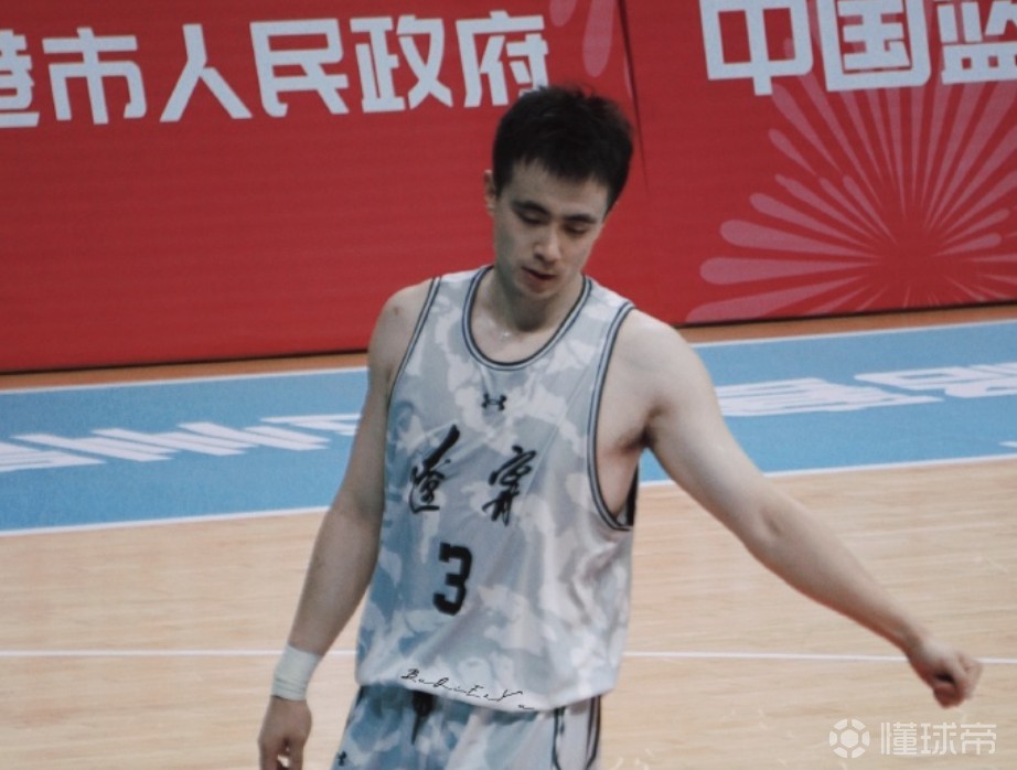 包含赵继伟京辽大战个人集锦：三分14中9爆砍33分8板9助的词条