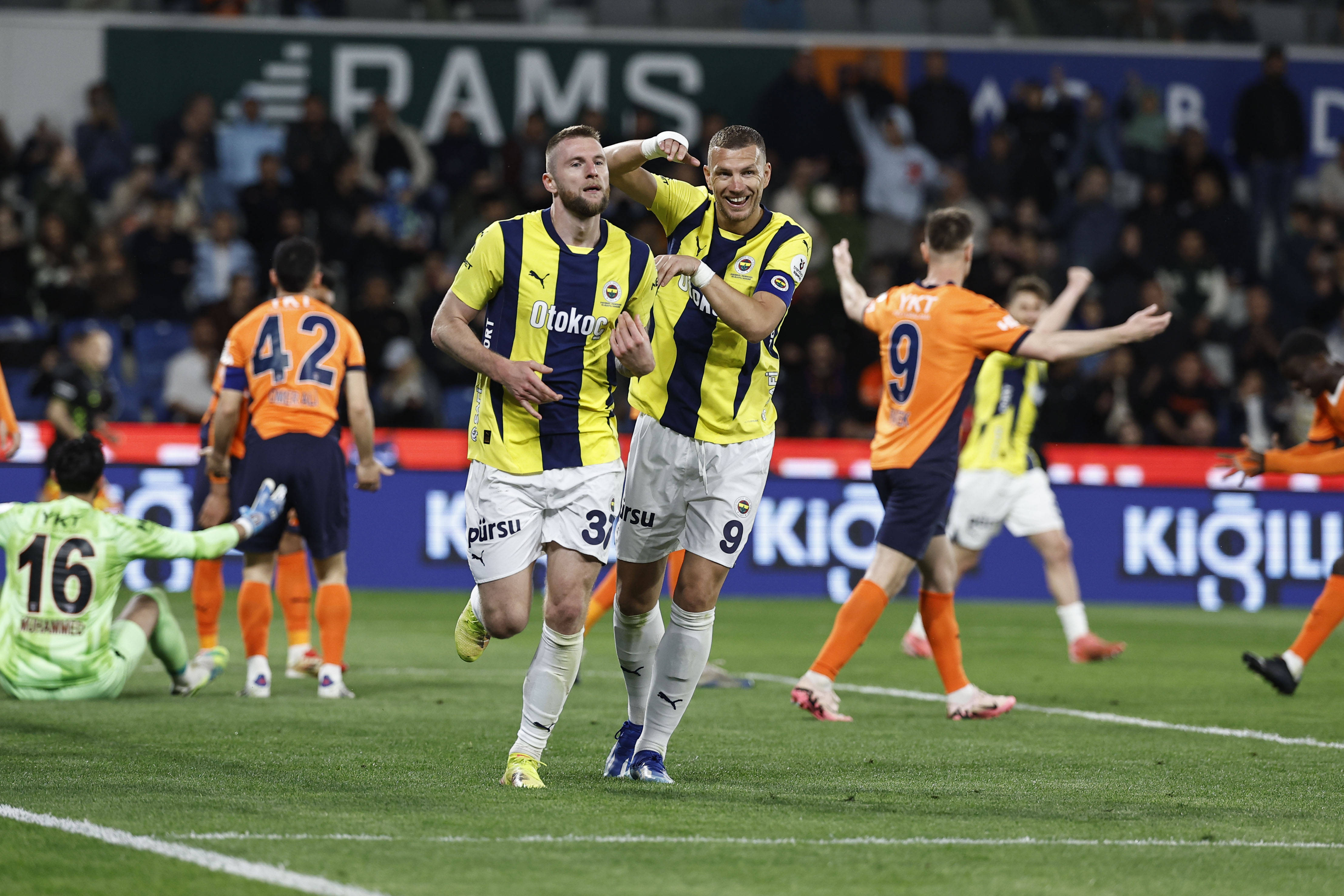 包含穆里尼奥陷争议！费内巴切引援寥寥，欧冠资格赛+土超前景堪忧？的词条