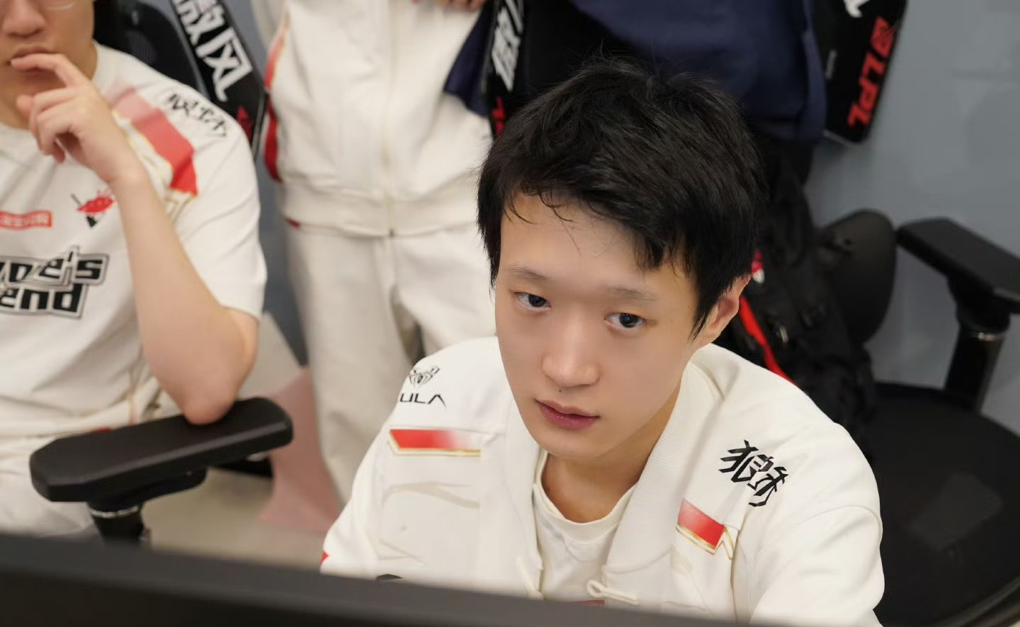 包含LPL顶级流量选手被解约了，骇客公开爆料，超级贵的首发的词条