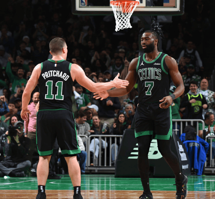 包含绿军4连胜逆转大胜送步行者7连败布朗连续8战30+引4人20+的词条