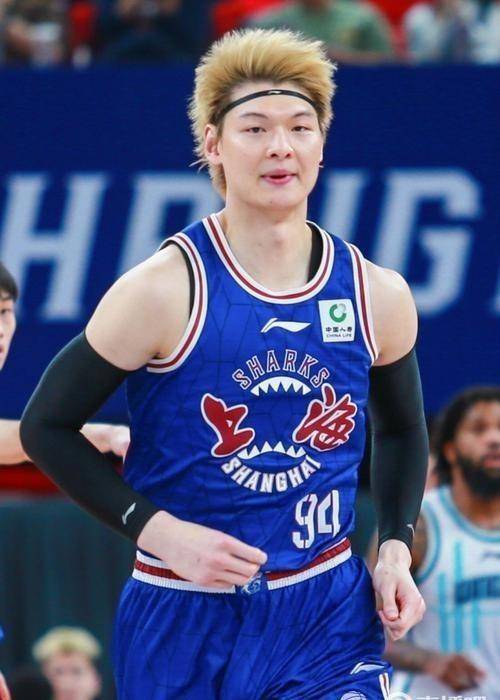 关于曝王哲林三年顶薪续约上海上赛季场均14.8分8篮板的信息