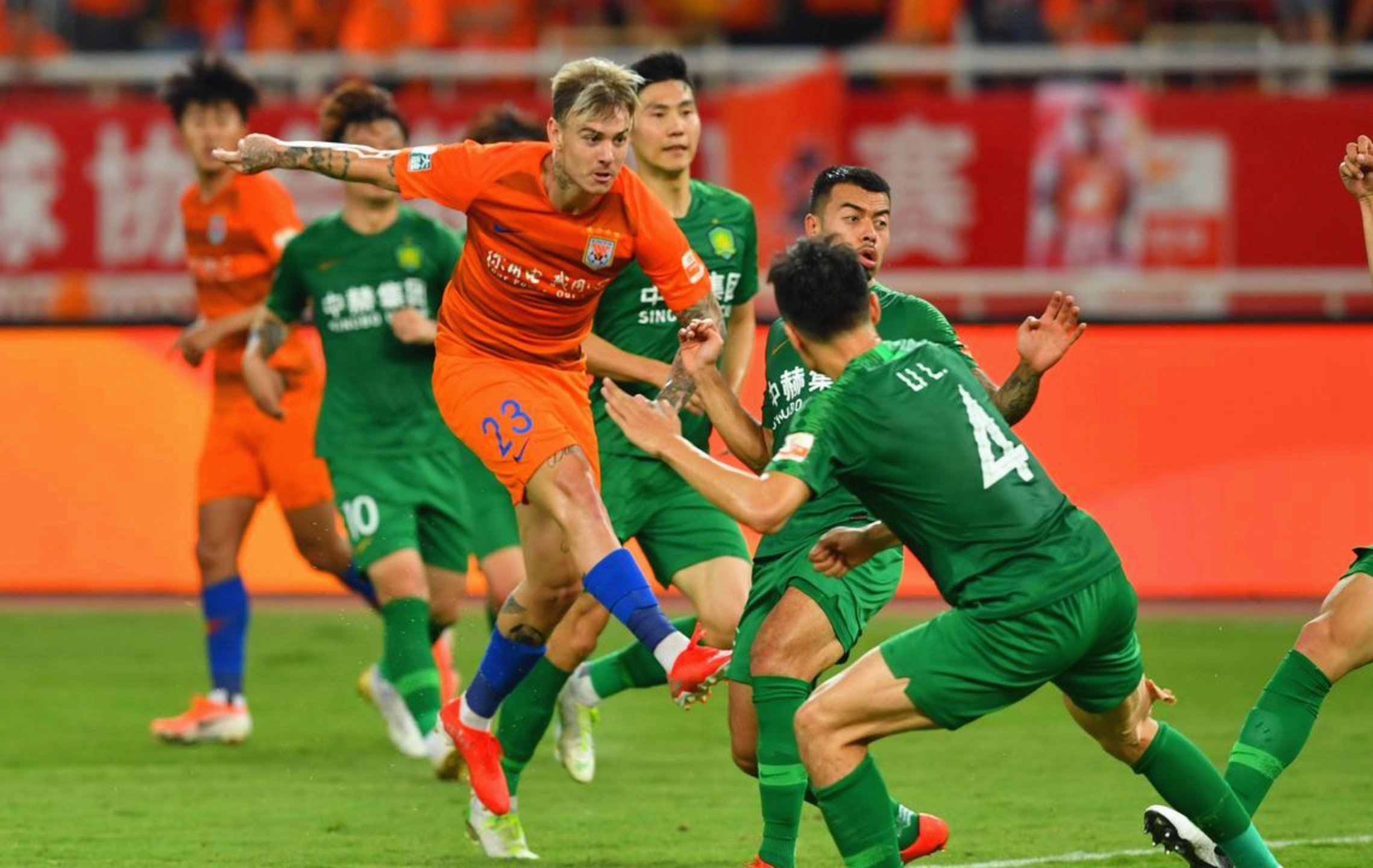 包含昔日鲁能主力门将离队后只能踢中甲，曾入选高洪波国足，引发热议的词条