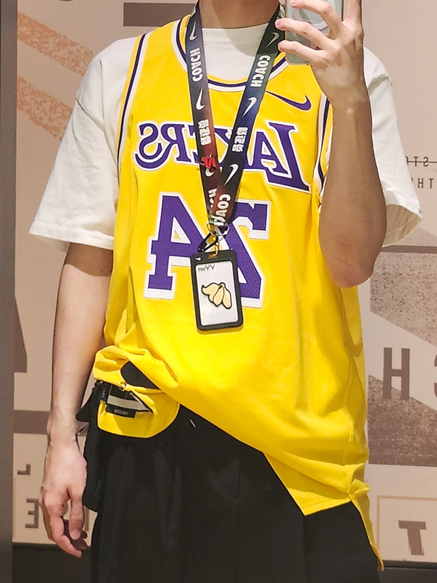 科比退役战热身服被拍出33.6万美元的价格