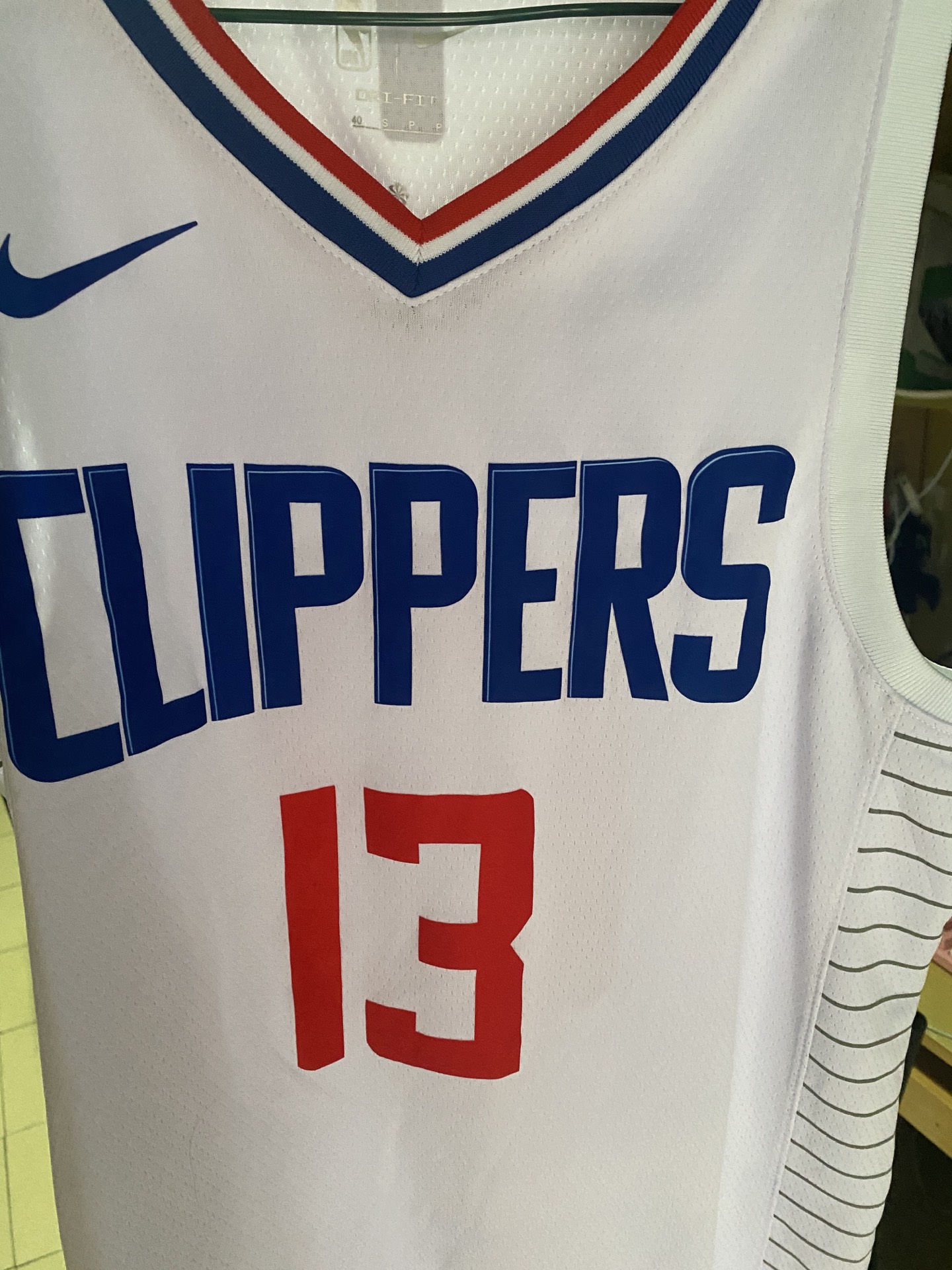 保罗身着3号球衣亮相：回归快船是不需要思考的决定的简单介绍