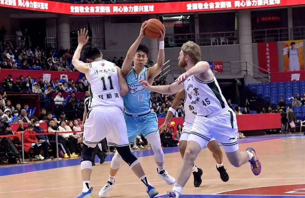 易立：这场比赛球队打出了韧性和斗志，希望球员敢于出手的简单介绍