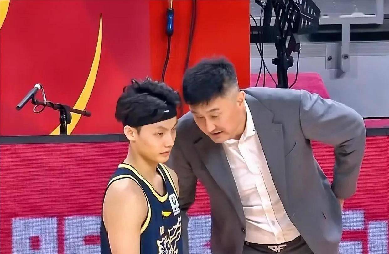 关于曾凡博18分徐杰伤退北京狂胜送广东首败的信息