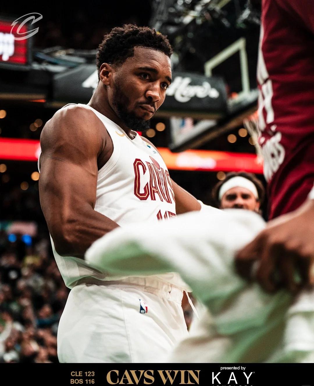 包含米切尔三分坚决出手再中，热火下半场开局领先活塞15分的词条