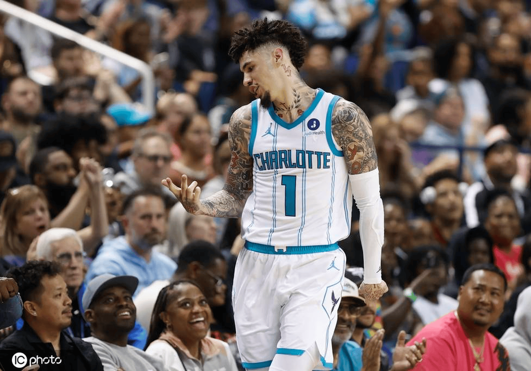 包含勇士132-125击败黄蜂球员评价：4人满分，5人及格，4人低迷的词条