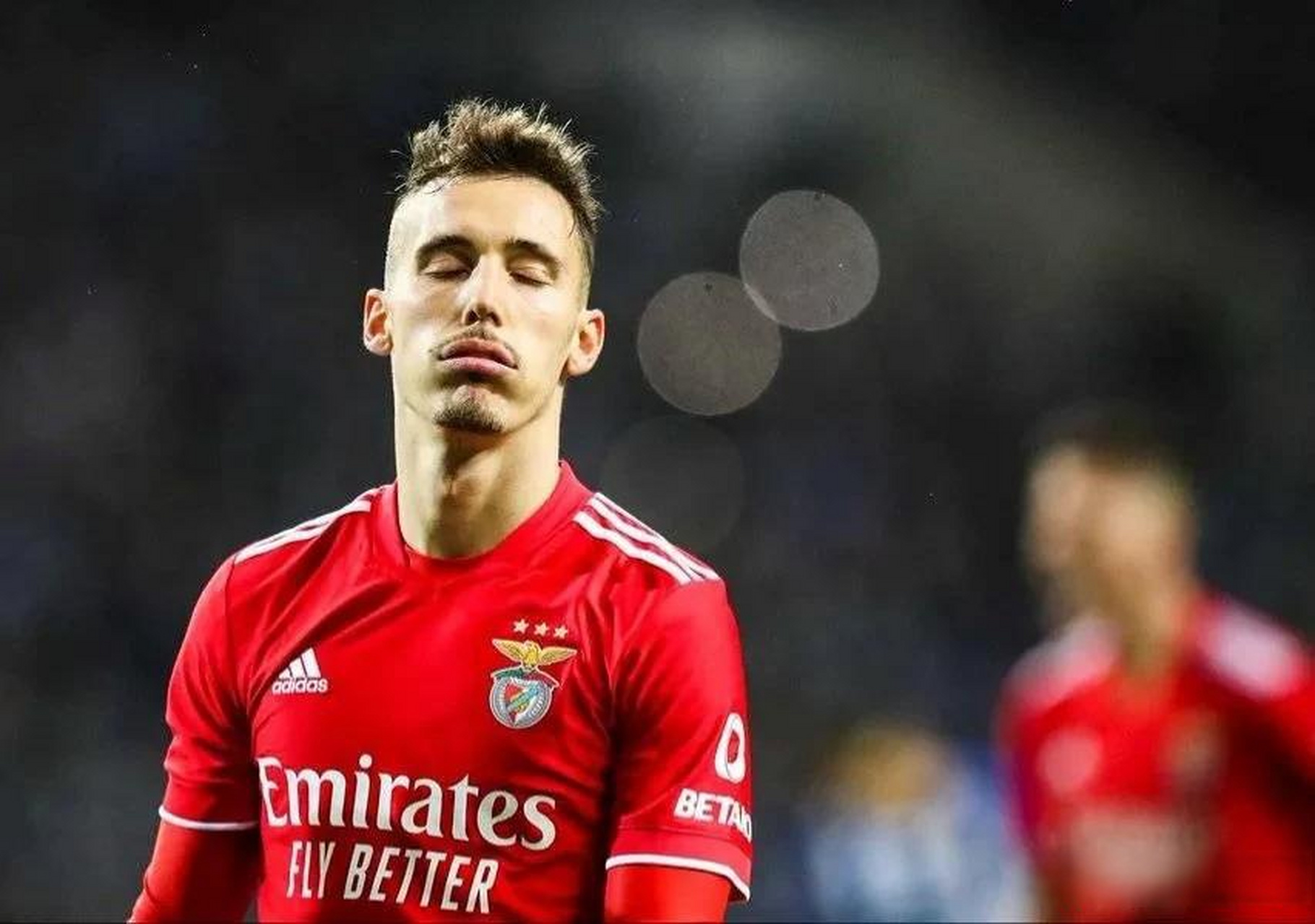 包含伤病&amp;直红，特拉维夫马卡比欧冠资格赛不到半场的词条