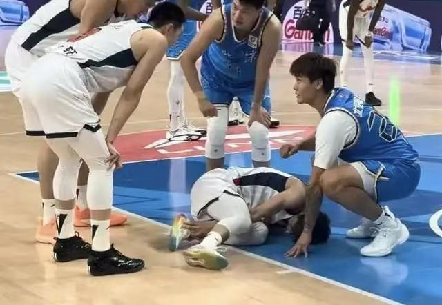 关于媒体人分享徐杰赛后片段：回酒店时脚上啥也没有，没啥大问题的信息