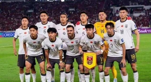 关于26人名单引争议！国足新帅邵佳一集训安排遭质疑，中甲宁波迎李霄鹏的信息