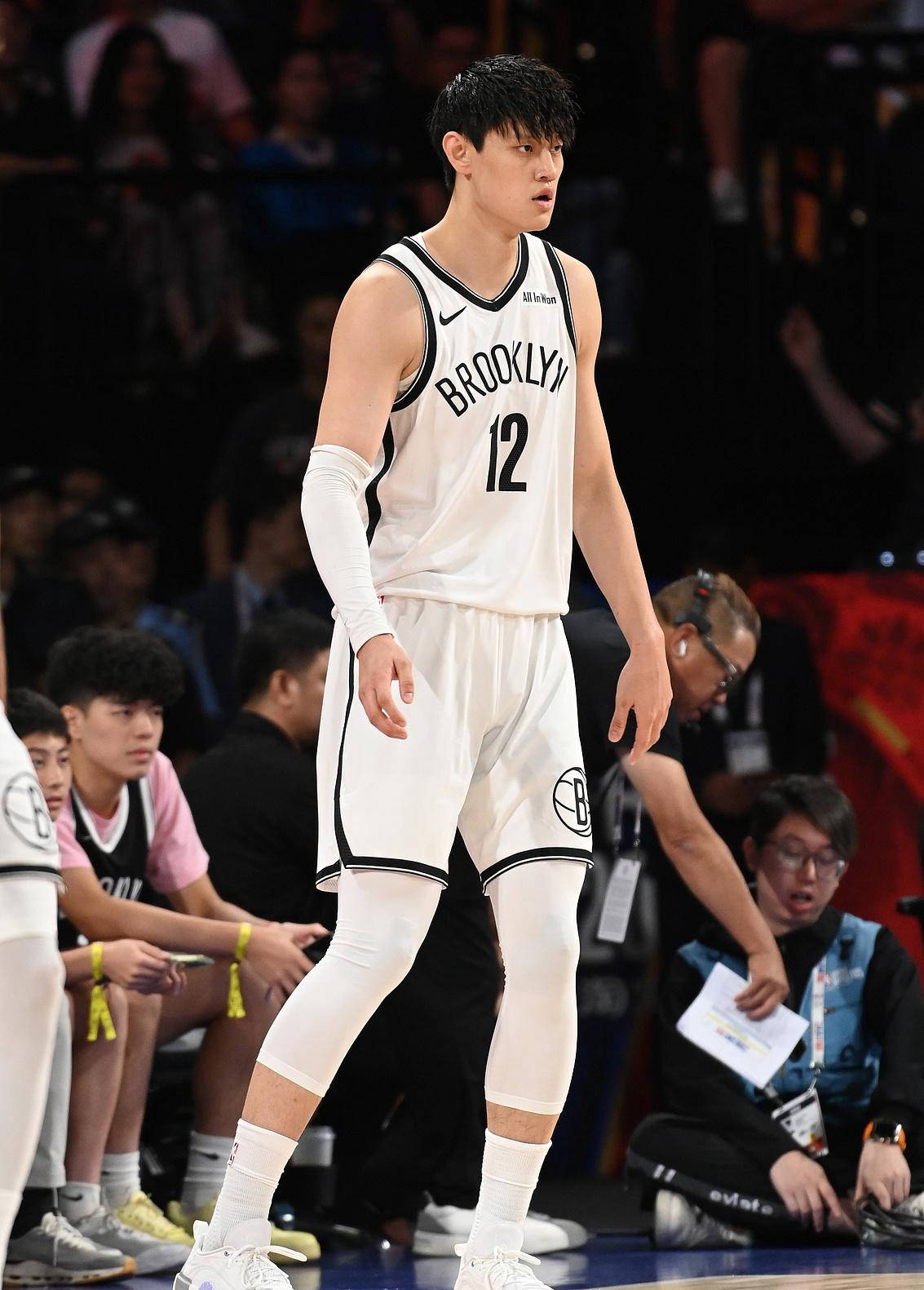 早日复出！曾凡博晒出近照进行康复训练的简单介绍