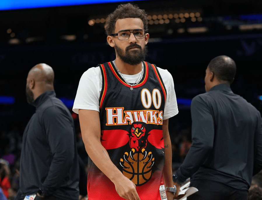 关于传闻特雷-杨被认为队友不愿和他搭档，你认为他是累赘吗？的信息