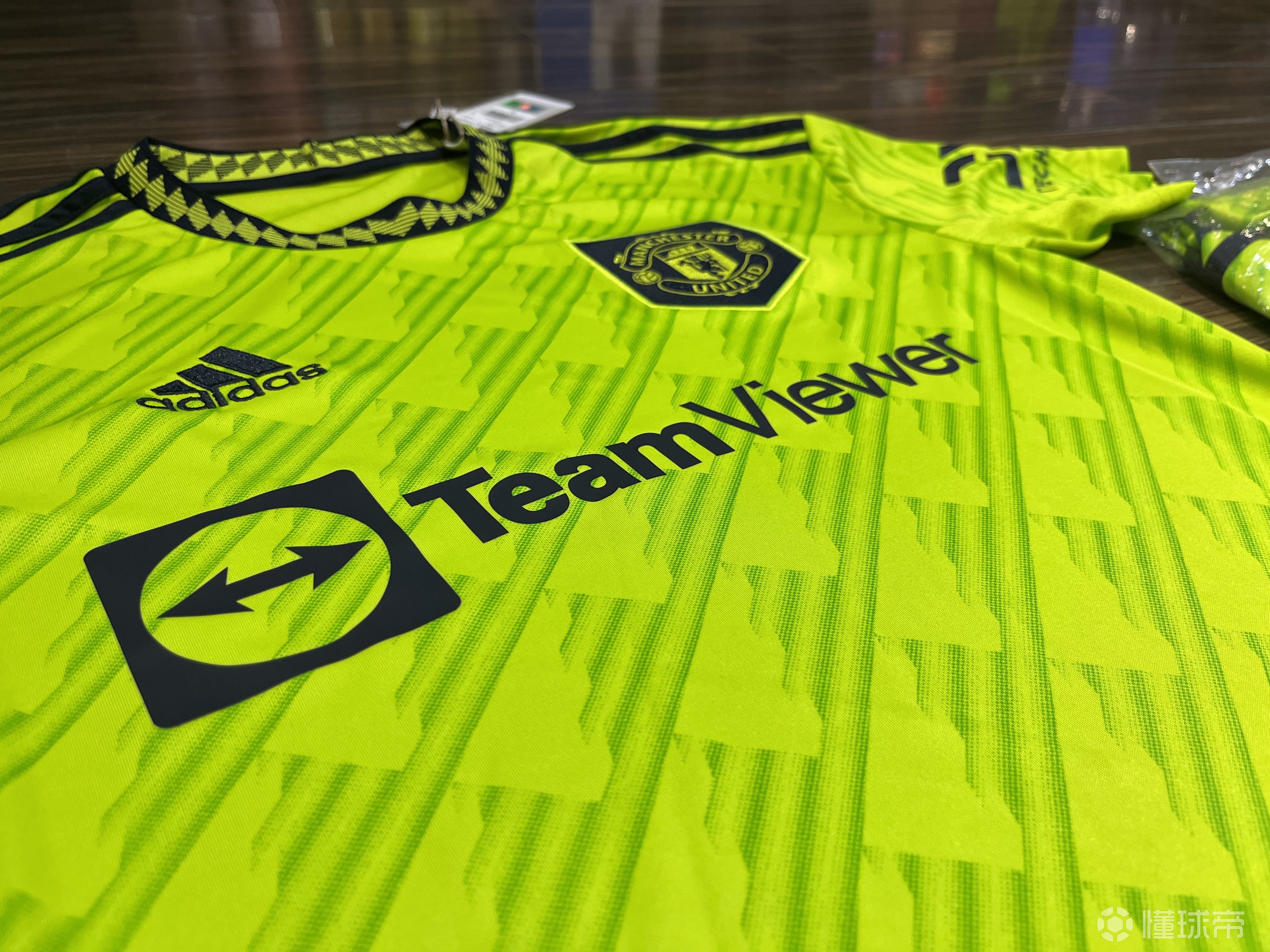 关于曼联主场、客场球员版球衣&部分杯赛字到货啦~的信息 关于曼联主场、客场球员版球衣&部分杯赛字到货啦~的信息