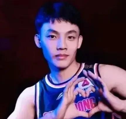 媒体人分享徐杰赛后片段：回酒店时脚上啥也没有，没啥大问题的简单介绍