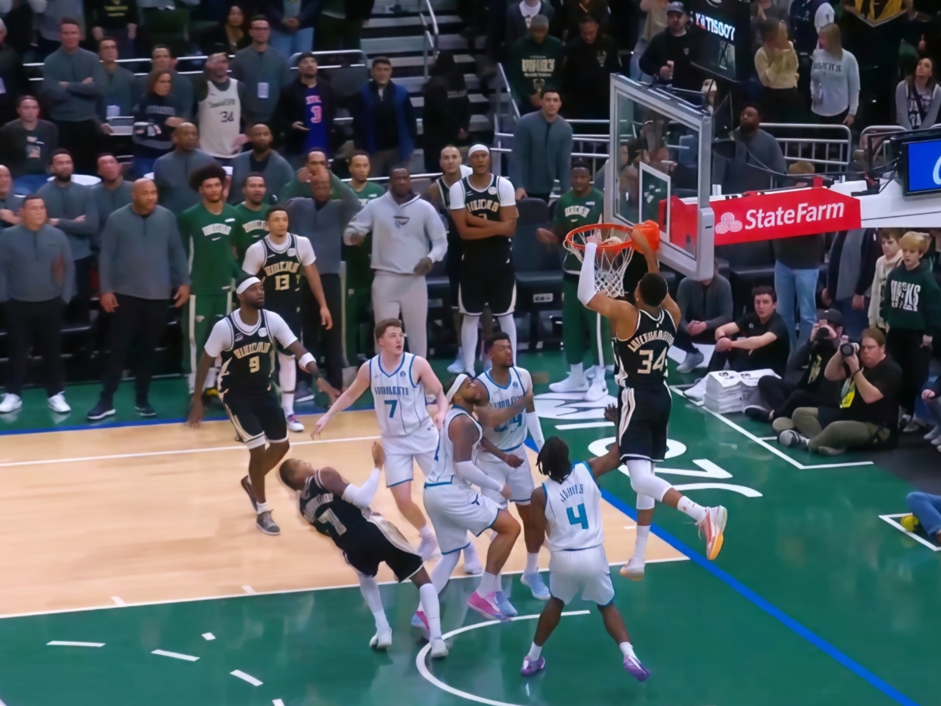 字母哥垃圾时间扣篮引爆公牛雄鹿冲突十几人激烈纠缠引的简单介绍