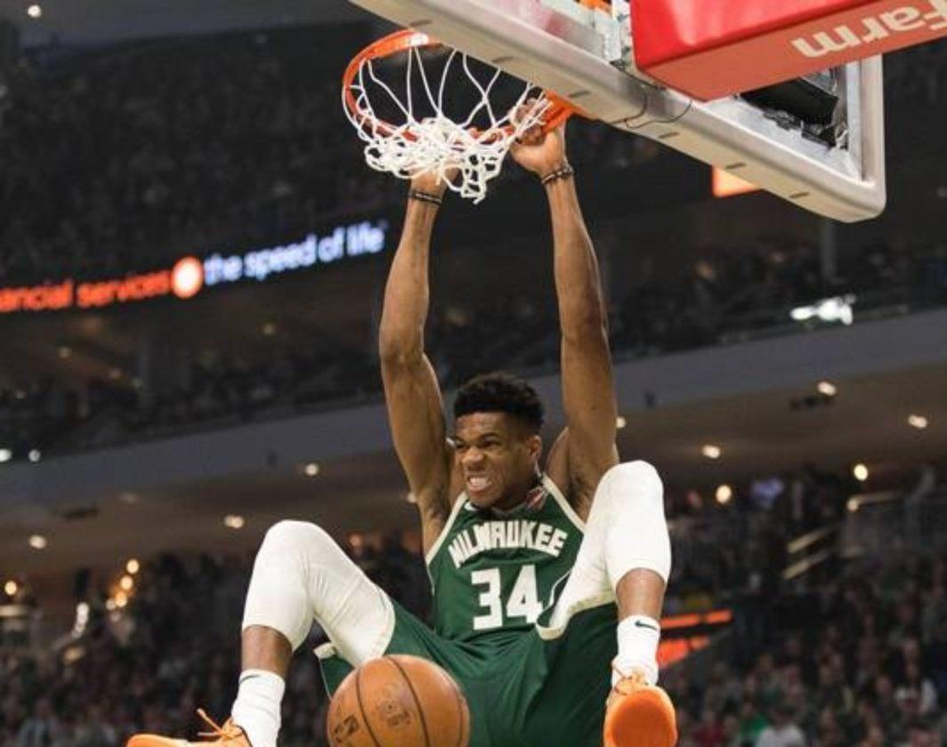 包含空接暴扣准绝杀！字母哥不到30分钟轰30+10+5，雄鹿逆转16分剑指前十的词条