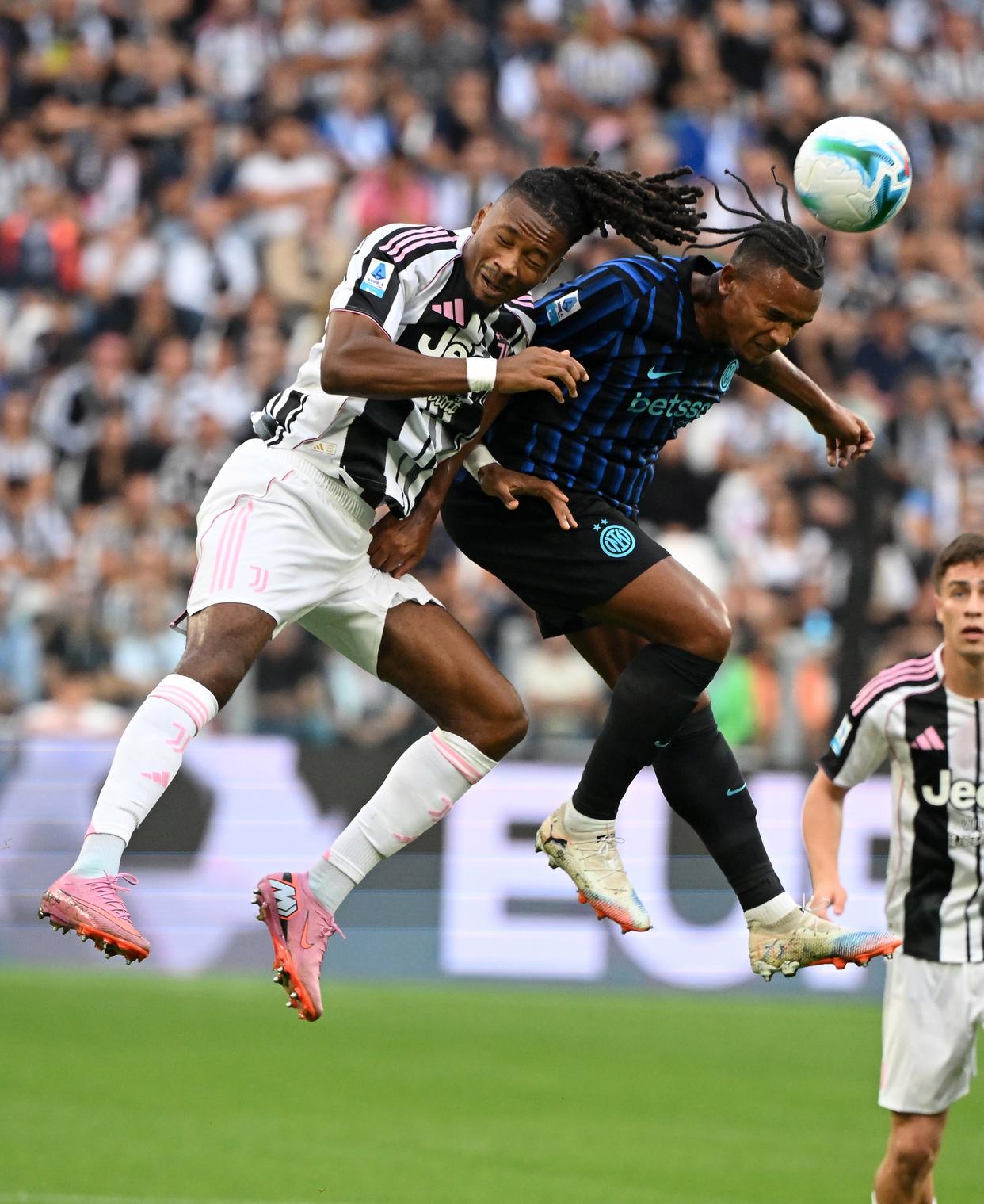 意甲榜首再变天!米兰1-0小胜登顶,国米若赢球将反超的简单介绍 第2张