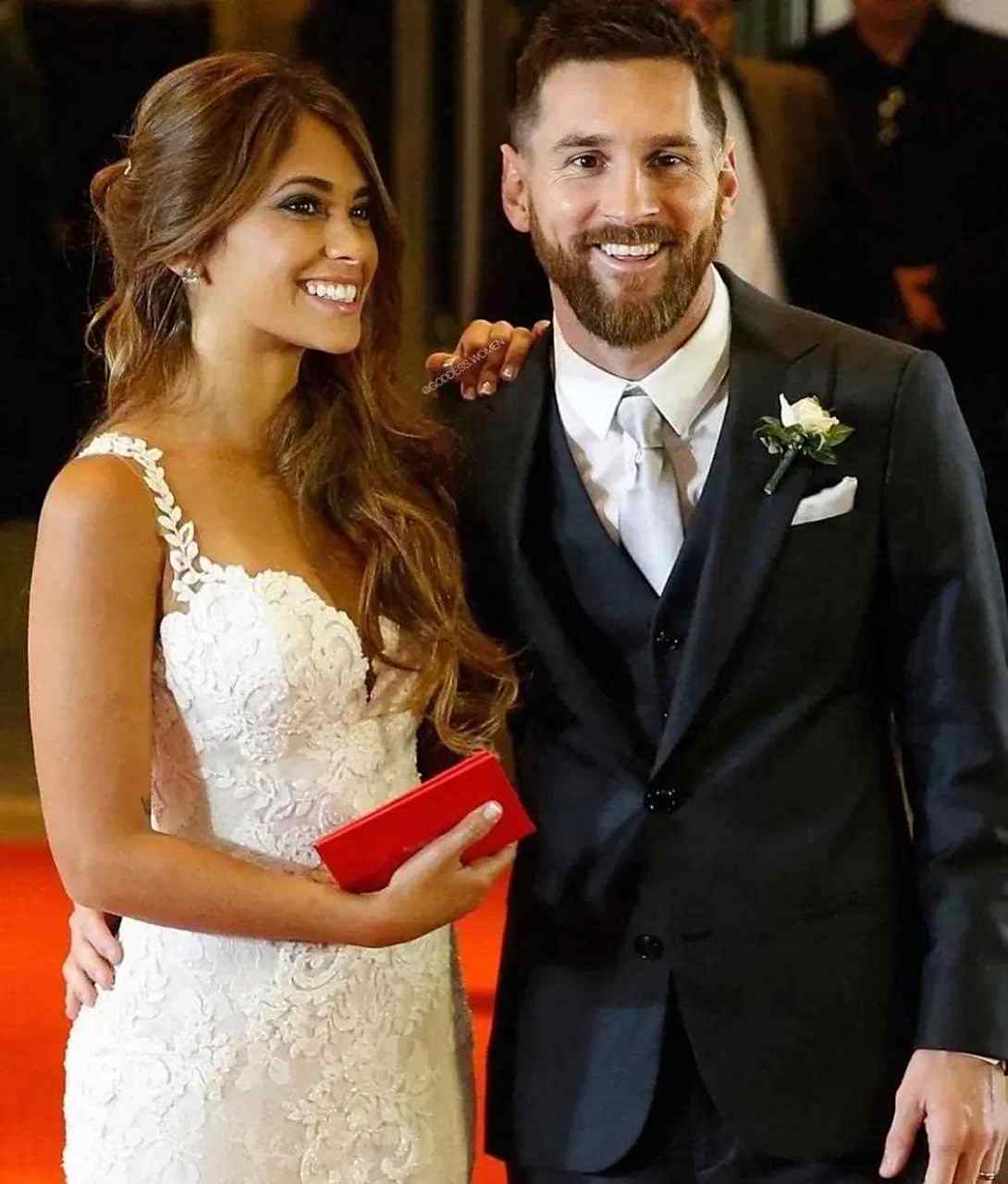 关于梅西夫妇甜蜜合影!安东内拉穿黄色长裙大秀好身材的信息 关于梅西夫妇甜蜜合影!安东内拉穿黄色长裙大秀好身材的信息