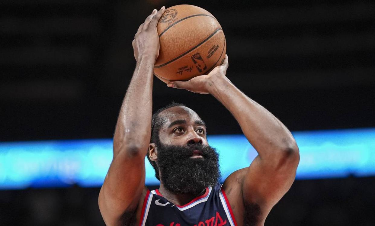 詹姆斯在快船训练馆开练配文:绝不能说我不努力的简单介绍