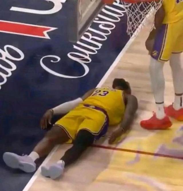 詹姆斯在快船训练馆开练配文:绝不能说我不努力的简单介绍