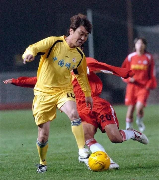 包含前国脚高峰现状：与那英恋爱却出轨，曾2次入狱，如今54岁很沧桑的词条