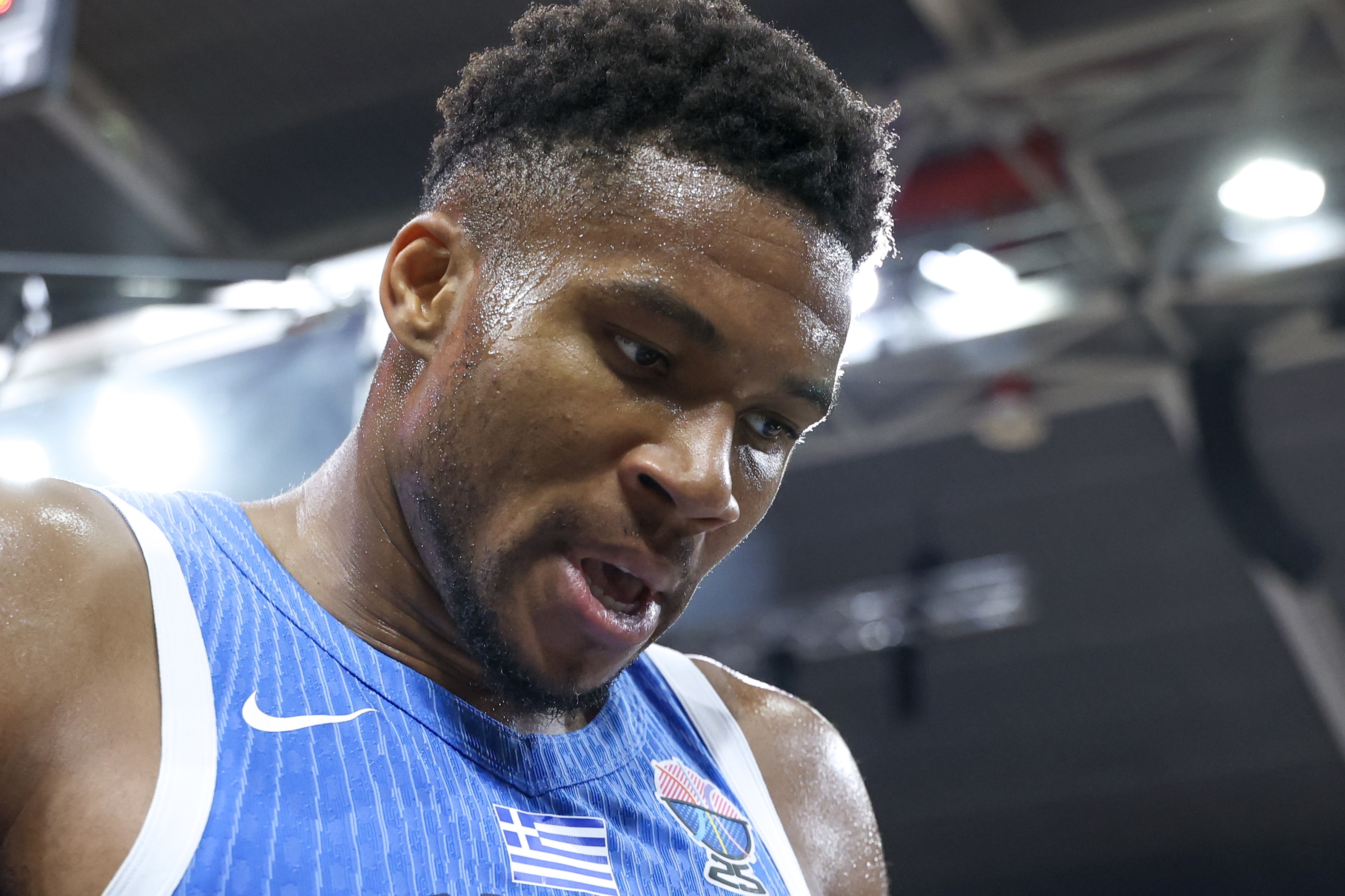 字母哥空接暴扣准绝杀，爆砍30+10+5，雄鹿险胜黄蜂的简单介绍