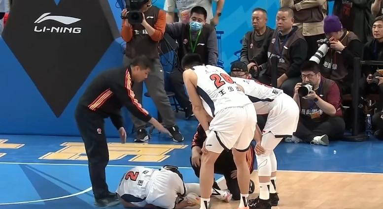 一夜两场大败！广东8连胜被终结，徐杰伤情出炉，青岛加时被逆转的简单介绍