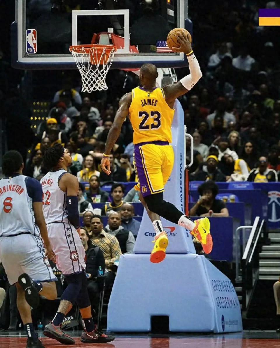 关于德维恩·韦德用高尔夫玩笑回应雷迪克对詹姆斯和湖人的批评的信息