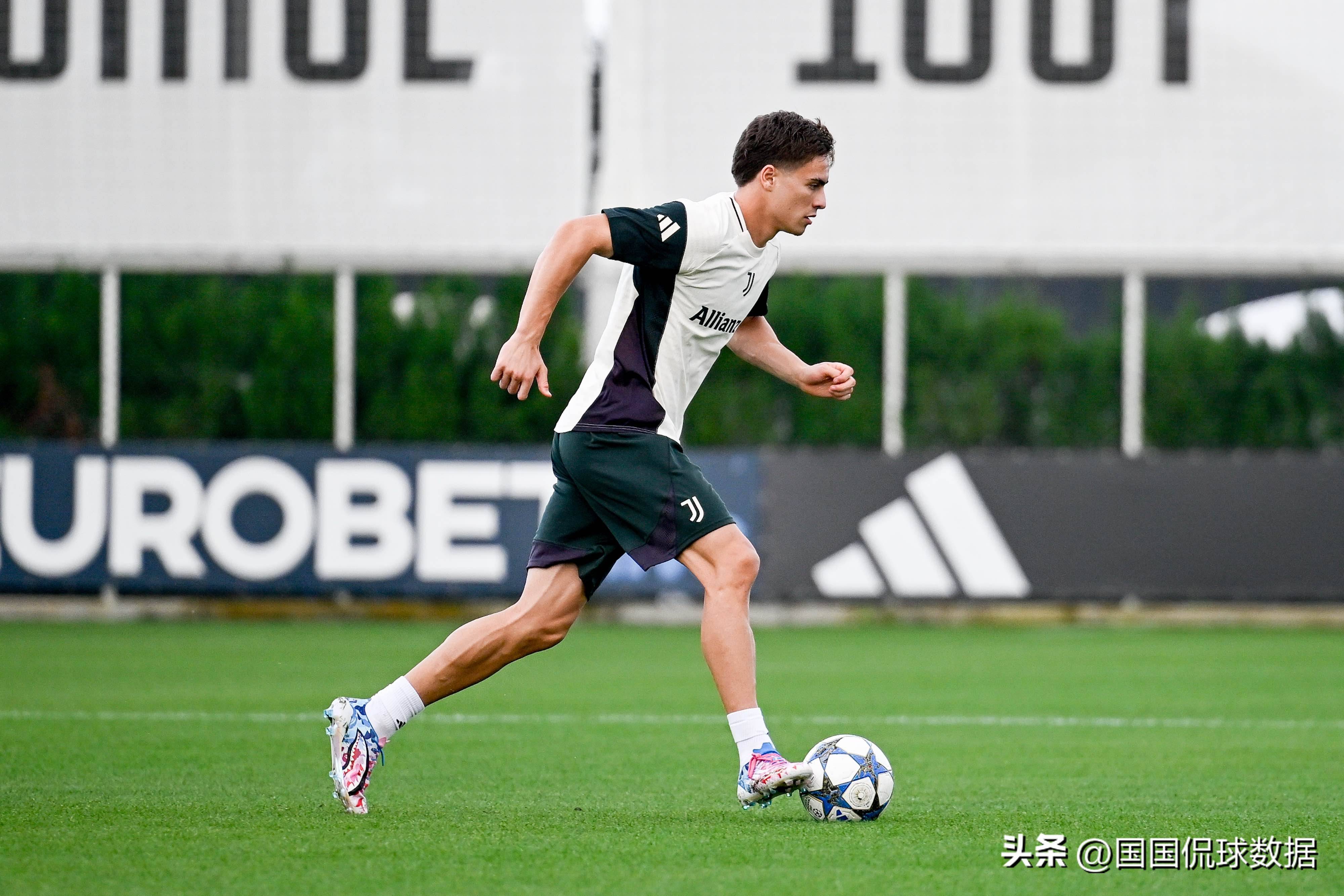 埃姆雷-詹:我认为下赛季我仍会在多特;我的身的简单介绍 埃姆雷-詹:我认为下赛季我仍会在多特;我的身的简单介绍