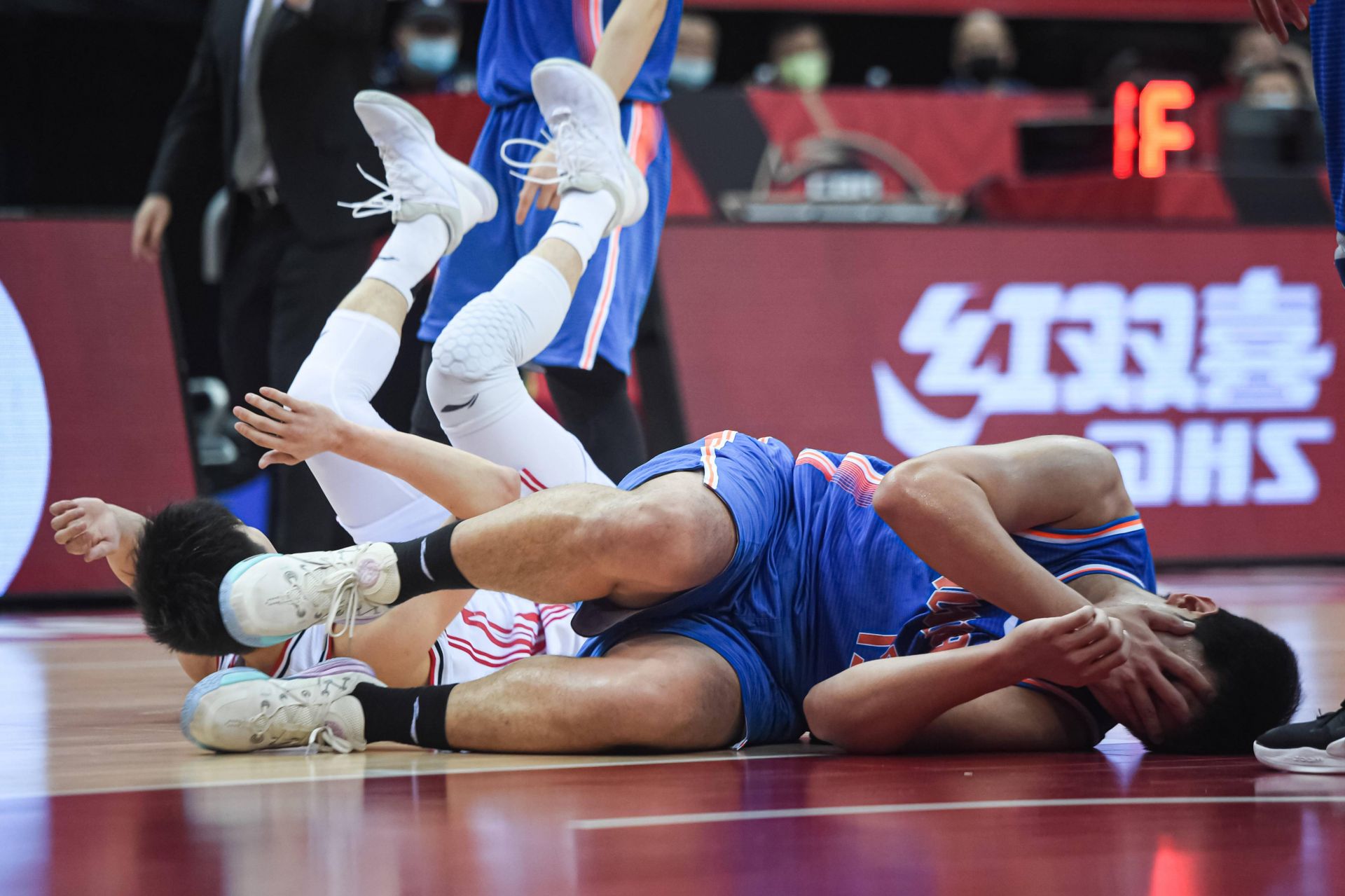 关于倒数第一！四川负青岛吞十连败韦瑟斯庞29+14王睿泽25分的信息