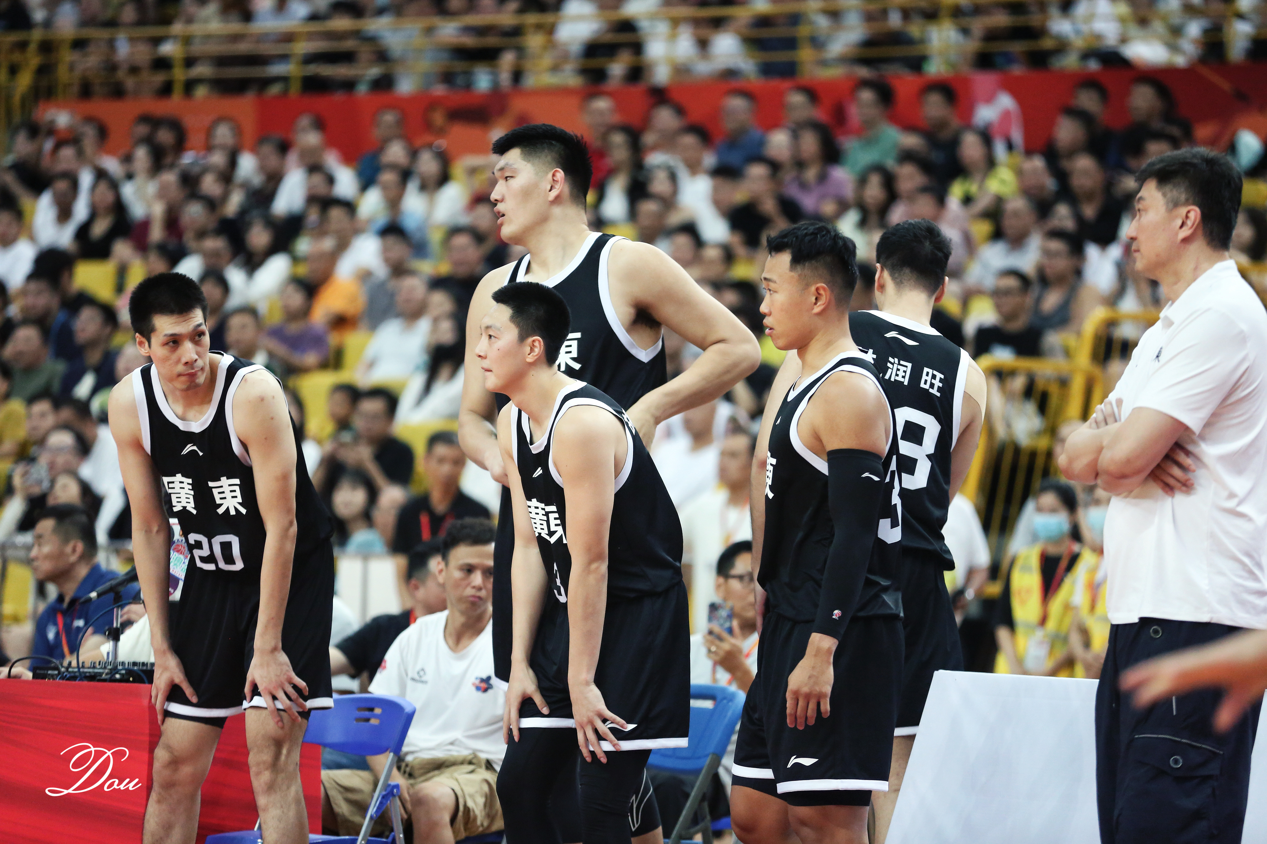 关于组图：CBA北京主场大胜广东赵睿关心徐杰伤情的信息