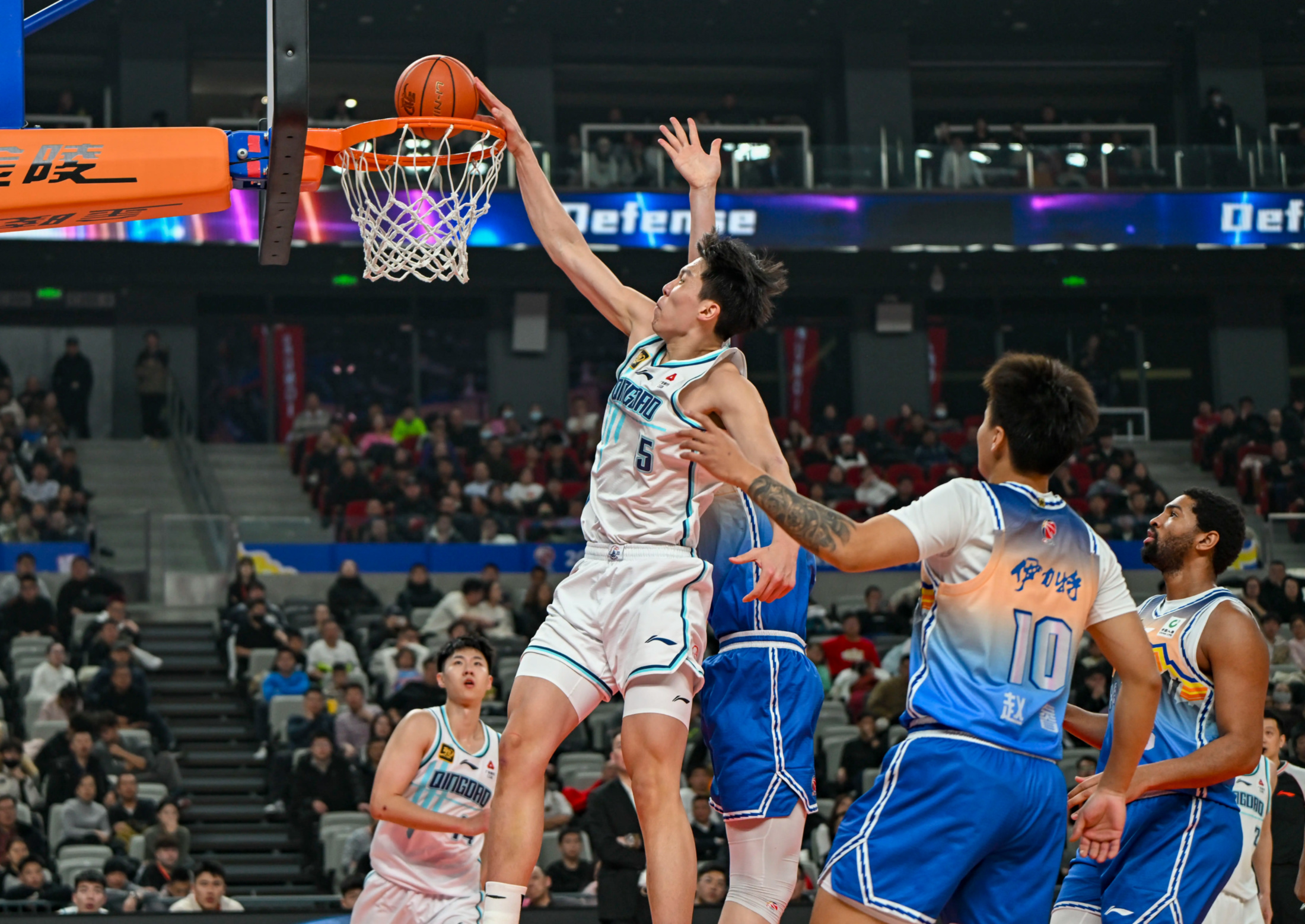 关于组图：CBA北京主场大胜广东赵睿关心徐杰伤情的信息