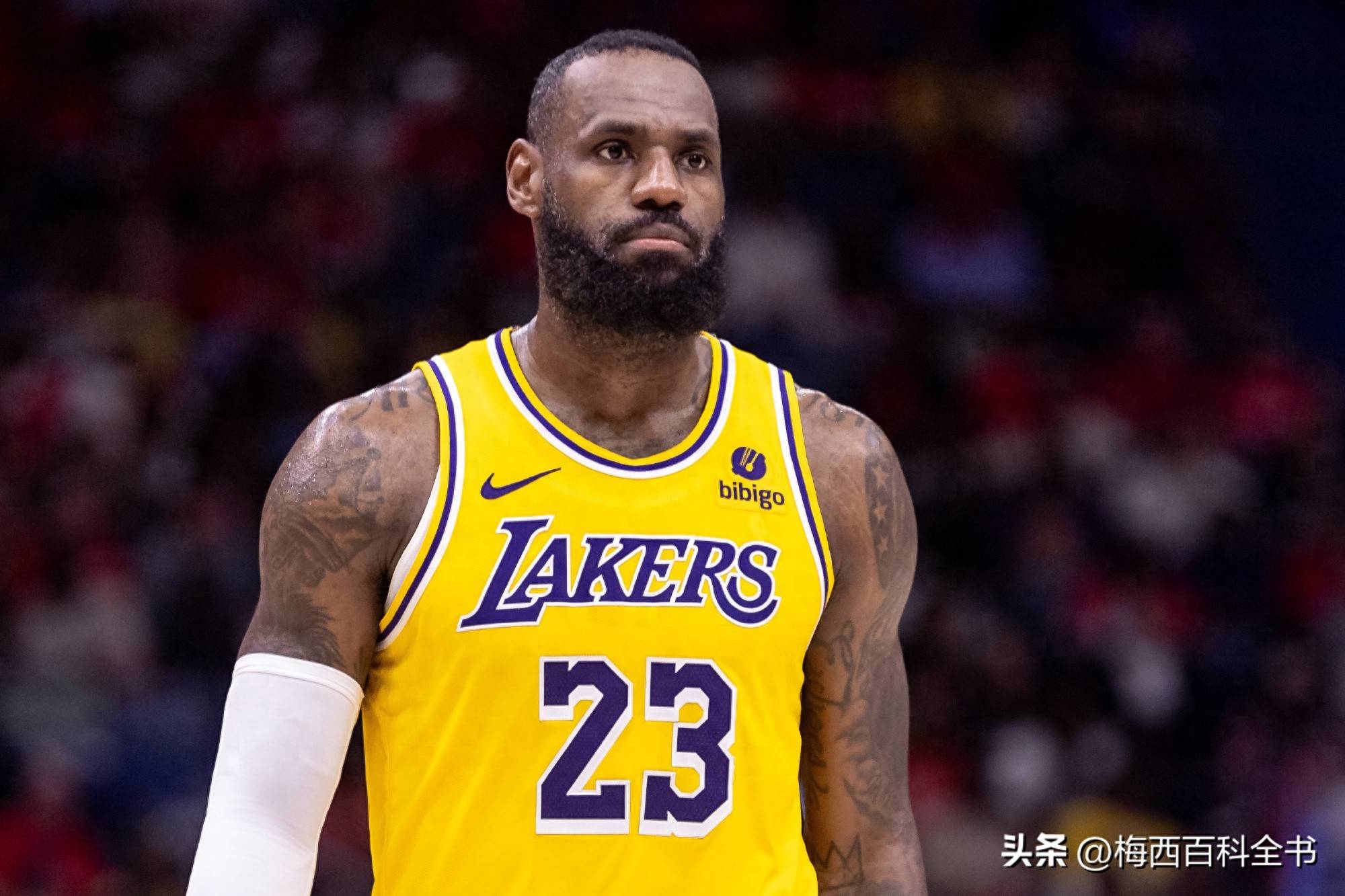 詹姆斯40岁期间共出战56场比赛，场均23.9分7.4次助7.1个板的简单介绍